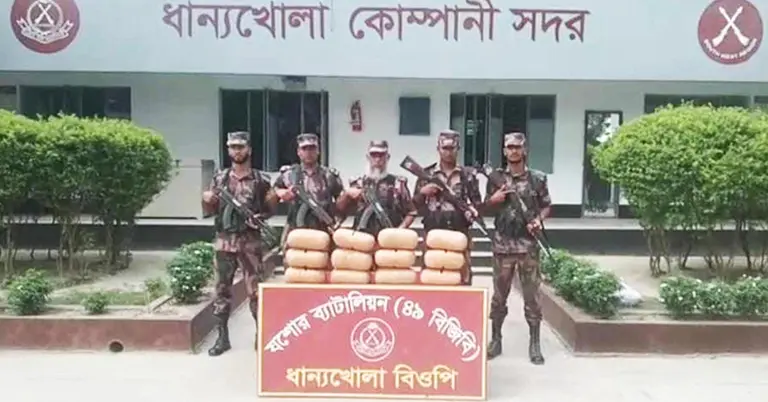 চোরাচালানী মালামালসহ বিজিবি সদস্যরা